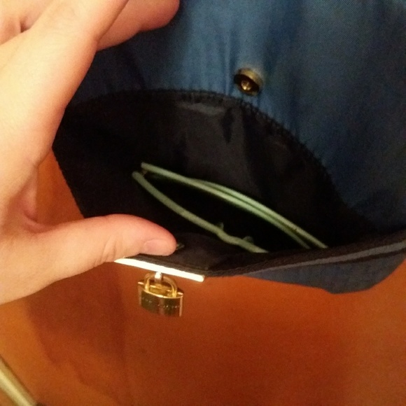 Sporty blue Tommy Hilfiger padlock crossbody bag - Picture 4 of 8